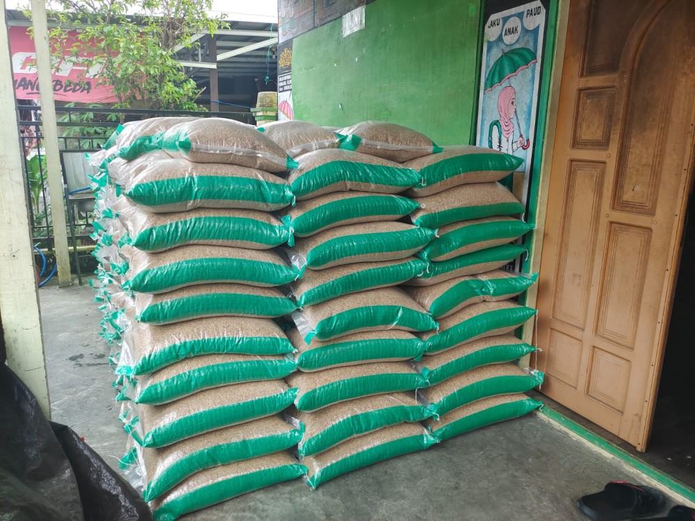 Pembagian Bibit Benih dan Obat Rumput
