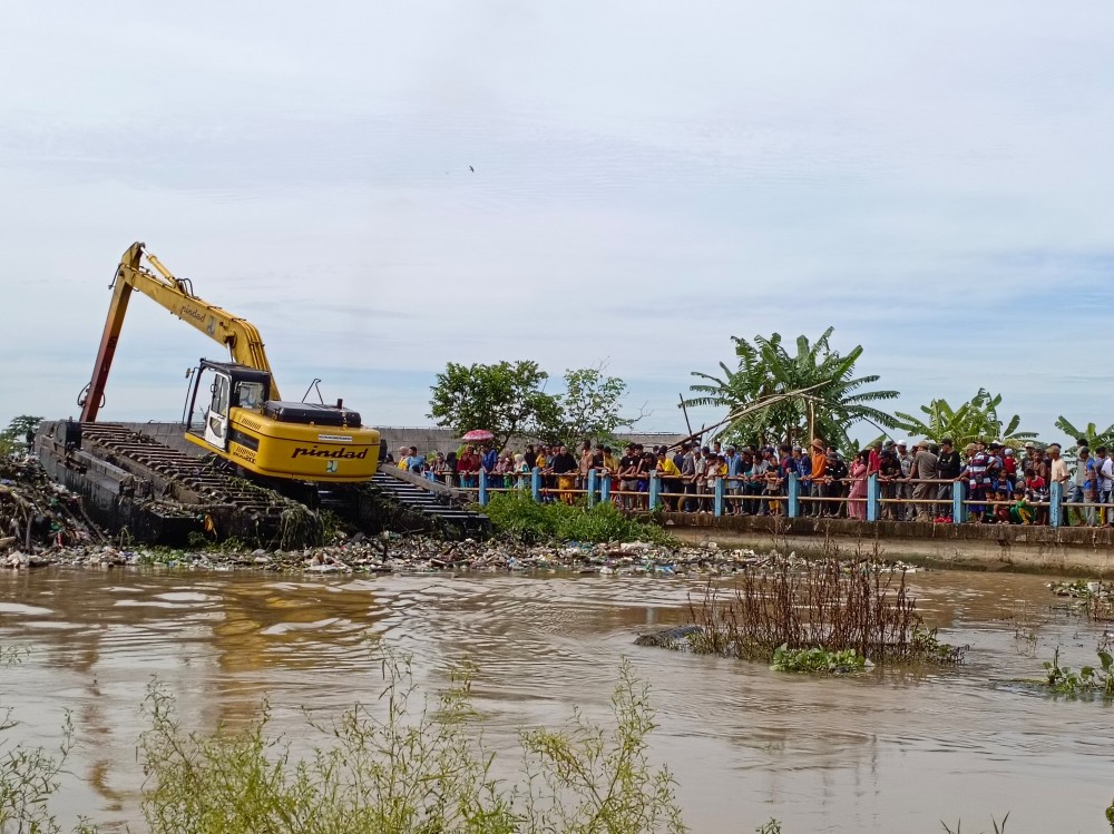 Pengerukan Sampah Tanggul Sungai 