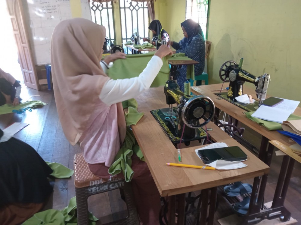 PELATIHAN Menjahit