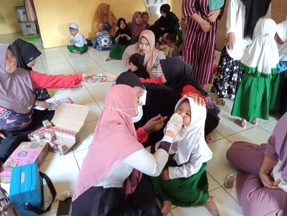 Pemberian Imunisasi Tetes Polio
